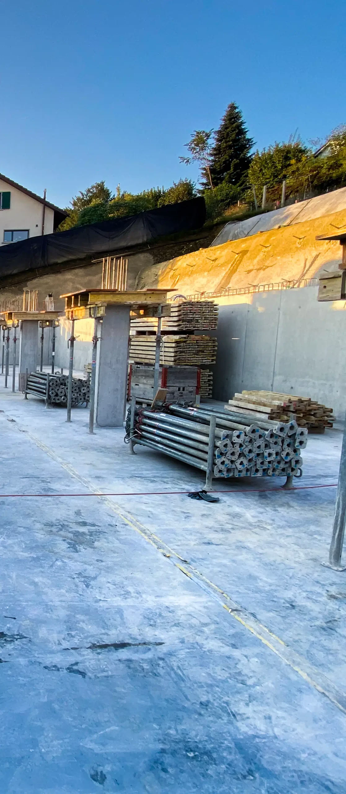 Generalunternehmung 1 Baustelle mit Betonarbeiten, Schalung und Baumaterial als Symbol für professionelle Generalunternehmung